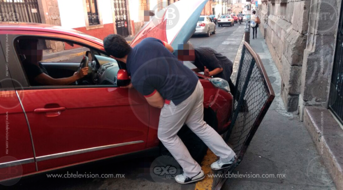 Auto choca contra reja de contención en el Centro Histórico