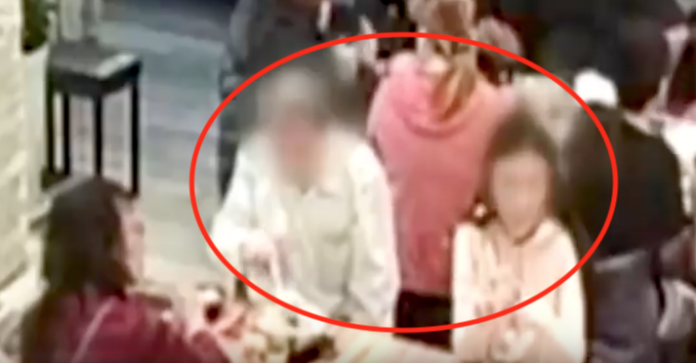 VIDEO: Hombre lanza sopa hirviendo a una mujer por tener cabello largo