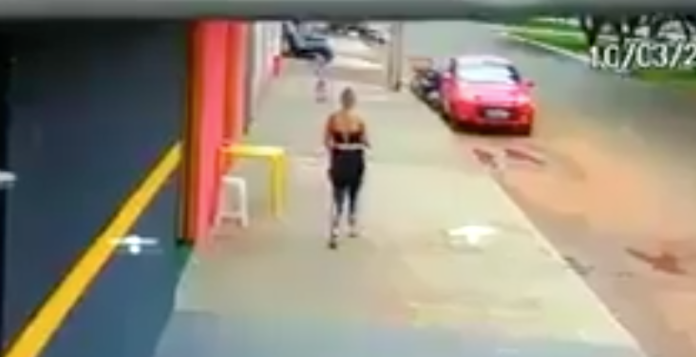 VIDEO: Por distraerse con su celular, casi atropellan a su hija