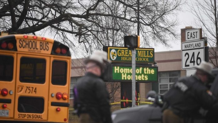 Tiroteo en escuela secundaria de Estados Unidos deja 3 heridos