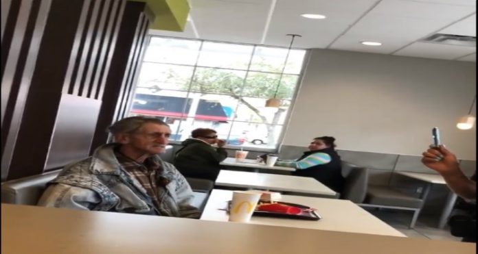 Video: Corren a indigente de McDonald's a pesar de haber pagado su comida