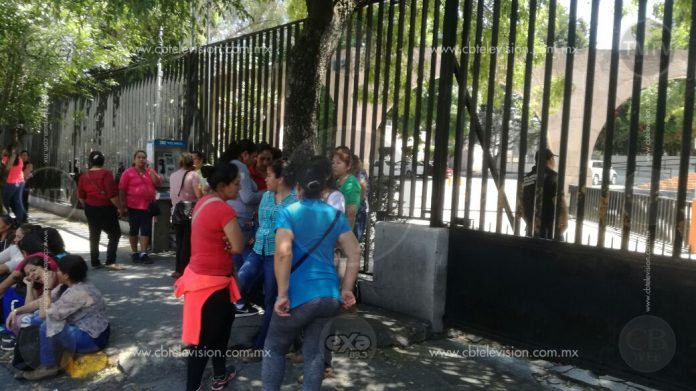 Madres de familia se manifiestan en Finanzas