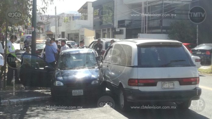 Choque de autos deja dos lesionados en el Boulevard García de León