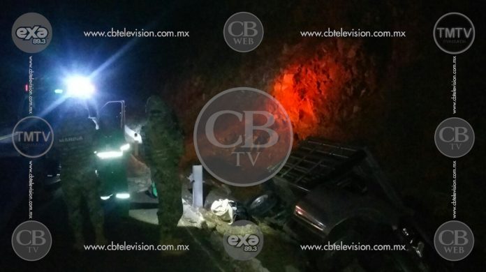 Una mujer lesionada al volcar su camioneta en la Siglo XXI