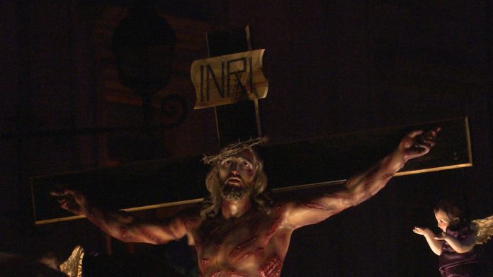 Miles de turistas presenciaron Procesión del Silencio
