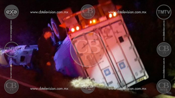 Familia queda prensada al volcar tráiler