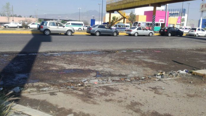 Basura en la Calzada la Huerta provoca inundación
