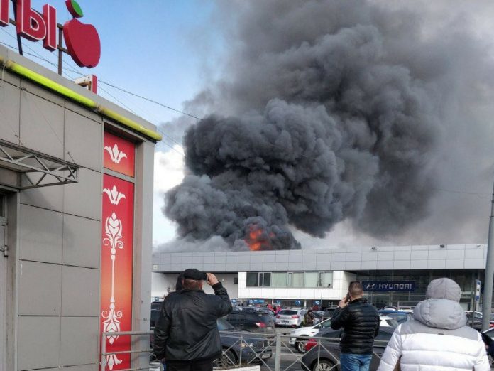 Incendio en complejo automovilístico en San Petersburgo