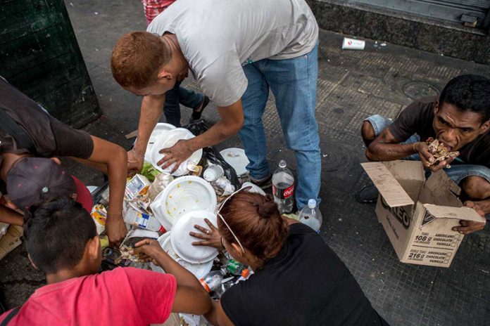 Al morir de hambre y para alimentarse descuartizan caballo en Venezuela y son linchados
