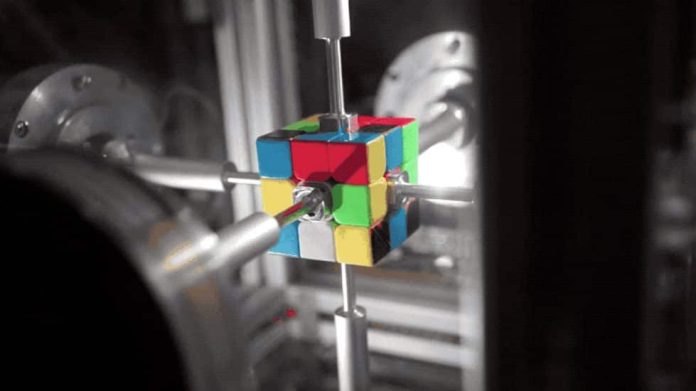 Video Robot resuelve en 0,38 segundos el cubo de Rubik