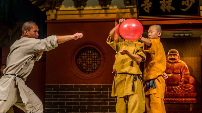 Video Un monje Shaolin perfora un cristal con un alfiler