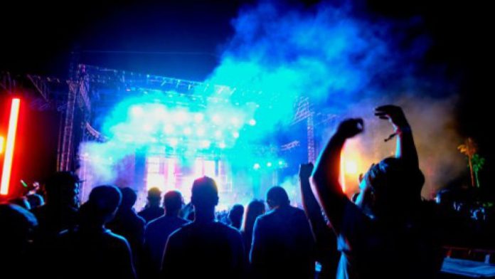 VIDEO: Cae rayo en pleno concierto de música electrónica
