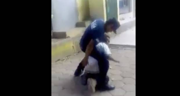 Video: Policía humilla a persona de la tercera edad en situación de calle en Guerrero Video: Policía humilla a persona de la tercera edad en situación de calle en Guerrero