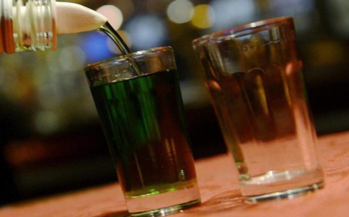 Mueren 28 personas por consumir alcohol adulterado en Indonesia