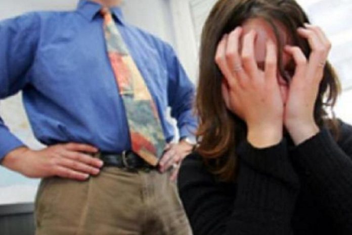 VIDEO: Estudiante graba el momento en que es acosada por su profesor