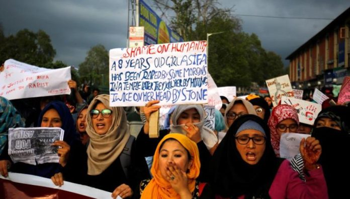 Comienza el juicio de ocho hombres por violación y asesinato de una niña en la India