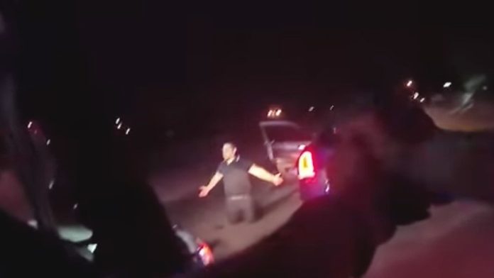 Video: Policías de Las Vegas matan a balazos a conductor arrodillado