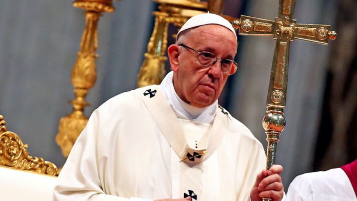 El papa Francisco reparte helados entre los pobres en la celebración del día de su santo