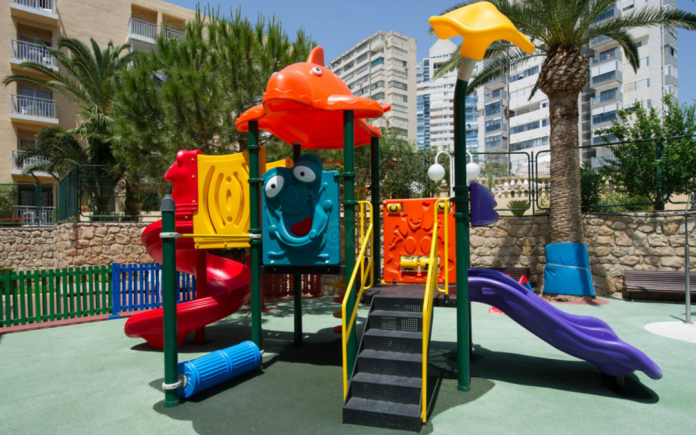 Niños racistas agreden a un menor de raza negra en parque infantil