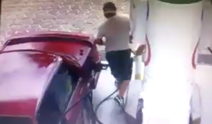 VIDEO: Cliente de gasolinera roba el celular de una empleada