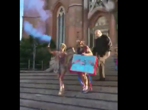 VIDEO: Sacerdote patea a una joven que celebra en escaleras de su iglesia VIDEO: Sacerdote patea a una joven que celebra en escaleras de su iglesia