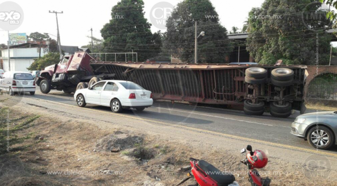 Se vuelca tráiler en Lázaro Cárdenas