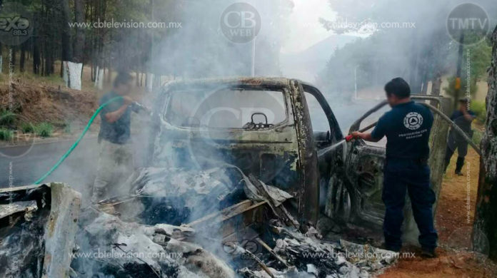Se quema vehículo comercial por falla mecánica