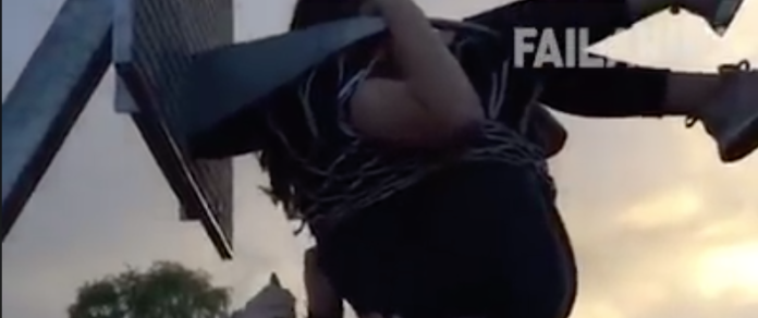 VIDEO: Queda atorada por intentar hacer una atrevida jugada