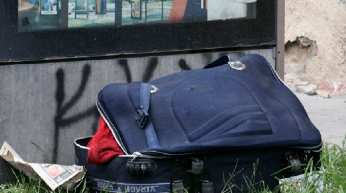 Mete a sus 5 hijos en una maleta, la deja en la basura y escapa
