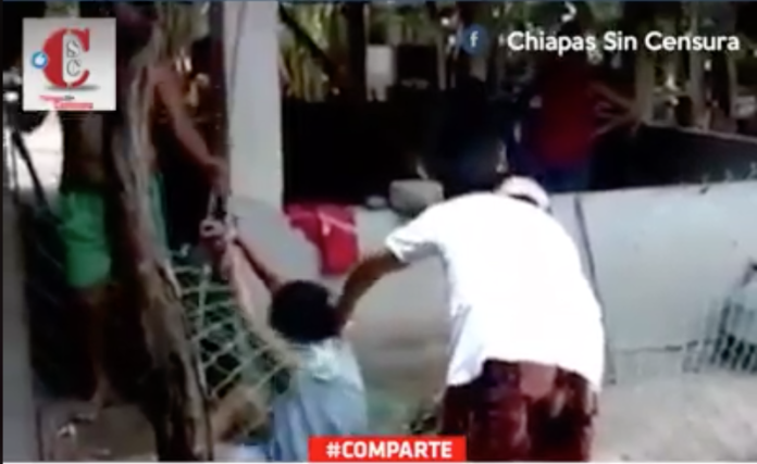 VIDEO: Amarran a su madre para exigirle la herencia de un predio
