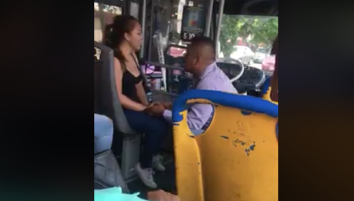VIDEO: ¡Momento romántico! Chofer de autobús detiene el tráfico para pedir matrimonio