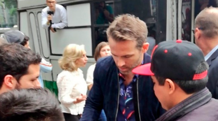 VIDEO: Ryan Reynolds recorre las calles de la CDMX en microbús