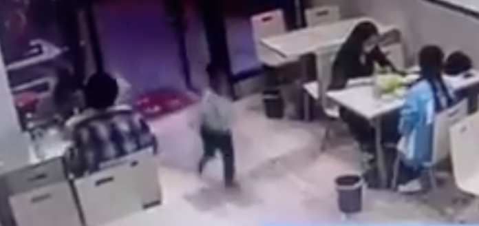 VIDEO: Mujer embarazada le pone el pie a niño de 4 años y desata indignación