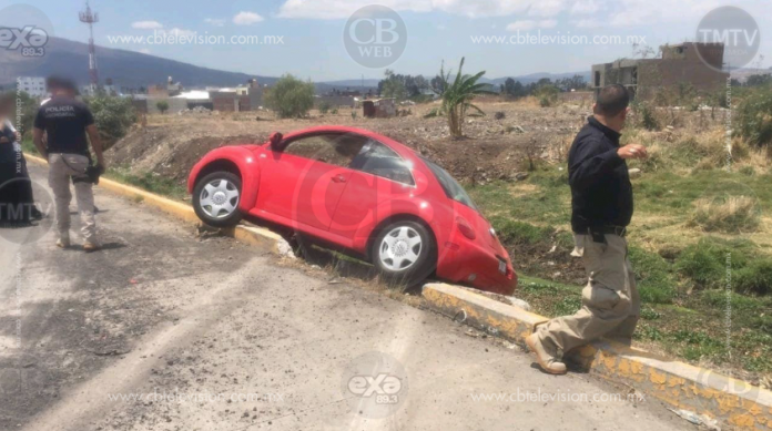 Auto se trepa a guarnición y queda al borde de un desnivel