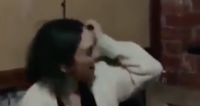 VIDEO: Pierde su ojo luego de aceptar que su novio le lance dardos