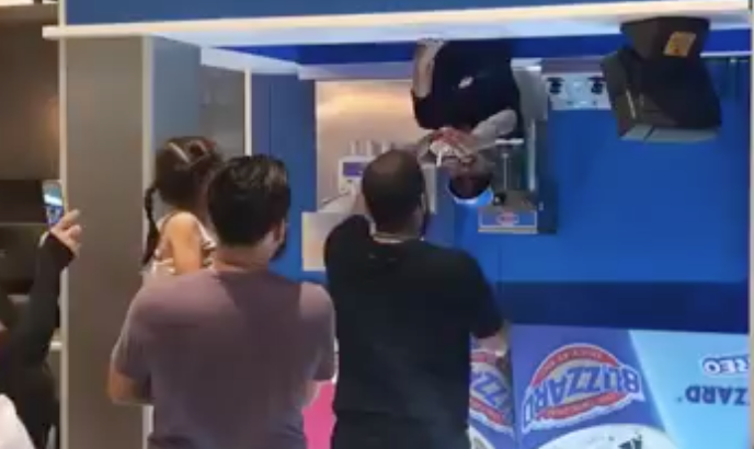 VIRAL: Sucursal de helados los sirve de cabeza VIRAL: Sucursal de helados los sirve de cabeza