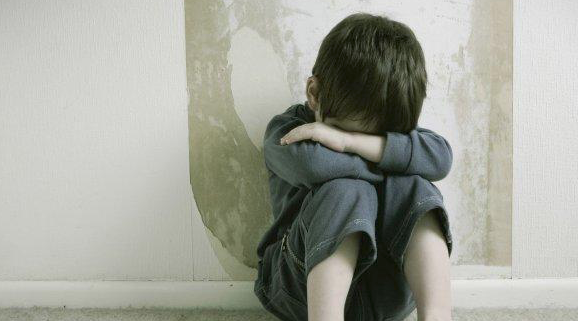 Niño de 10 años es violado por otro de 8 mientras jugaban Niño de 10 años es violado por otro de 8 mientras jugaban