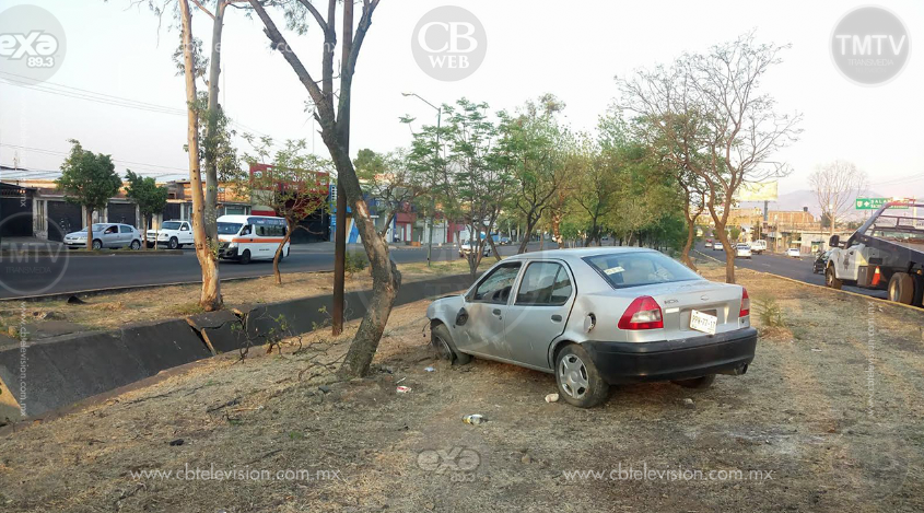 Choca automóvil contra árbol en el Periférico República Choca automóvil contra árbol en el Periférico República