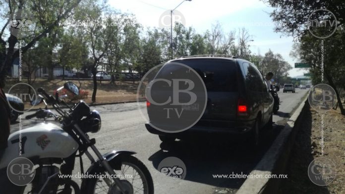 Motociclista termina con la cabeza incrustada en una camioneta