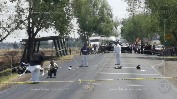 Un muerto deja choque de moto y camión sobre la carretera Morelia-Zinapécuaro