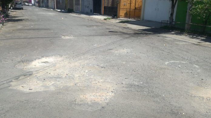 Vecinos piden bacheo en la colonia Santa Anita