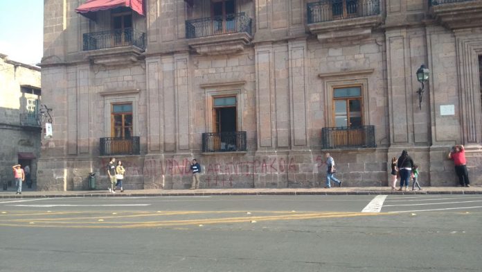 Manifestantes de Arantepacua grafitean Palacio de Gobierno