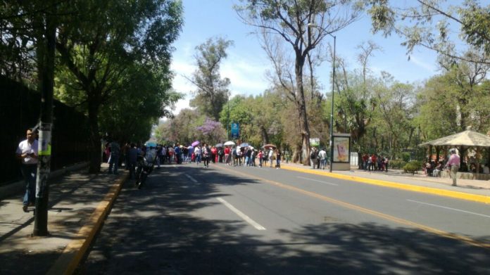 Maestros jubilados cierran Ventura Puente, exigen pagos atrasados