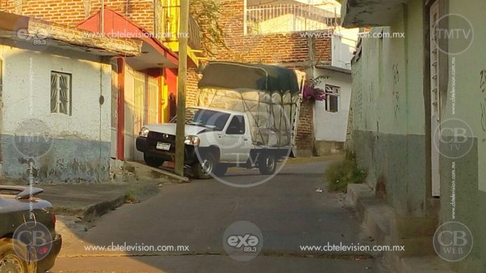 Localizan dos muertos a bordo de una camioneta