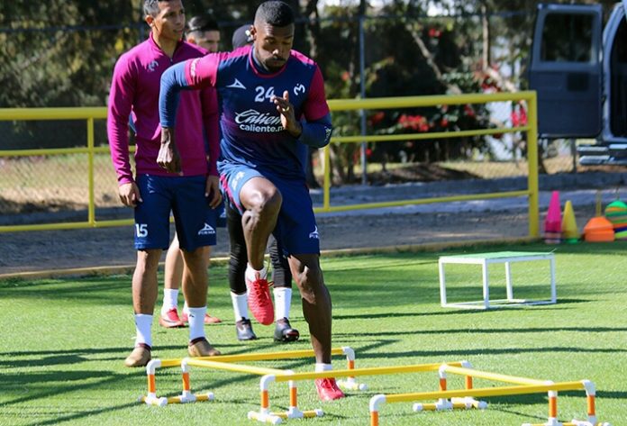 Monarcas molestos por críticas de la afición