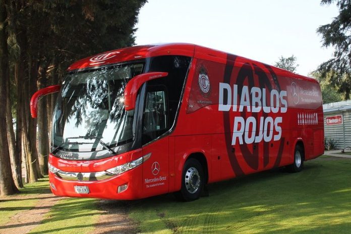 Aficionados de Santos agreden autobús del Toluca