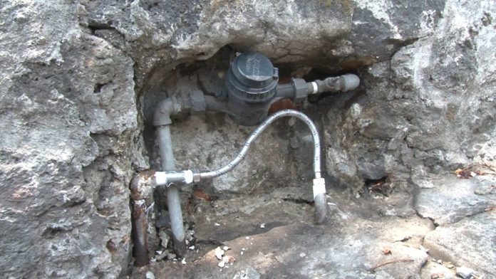 Graban a trabajadores robando medidores de agua