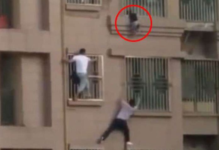 VIDEO: Hombres rescatan a un niño al estilo Spiderman