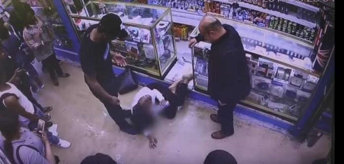 Le arrojan ácido a una mujer en la boca y sobrevive