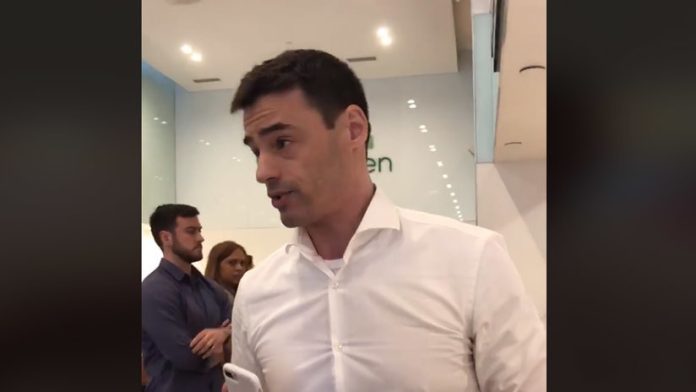 Estadounidense arremete contra personas que hablaban español en un restaurante
